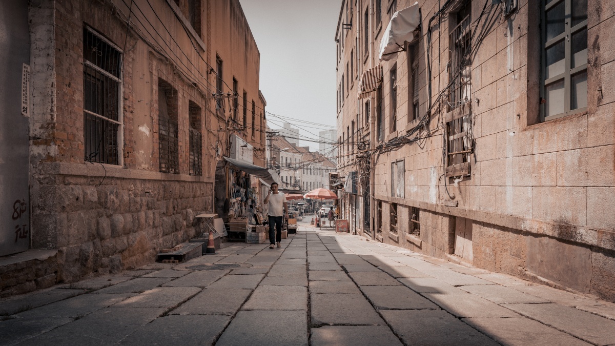 青岛市市南区黄岛路老城区的烟火气