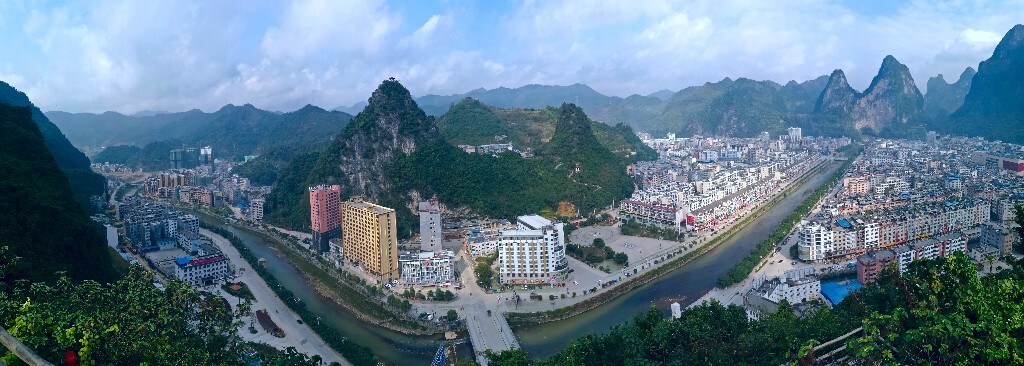 手机全景接片摄影的广西凤山县城十年不鸣关注