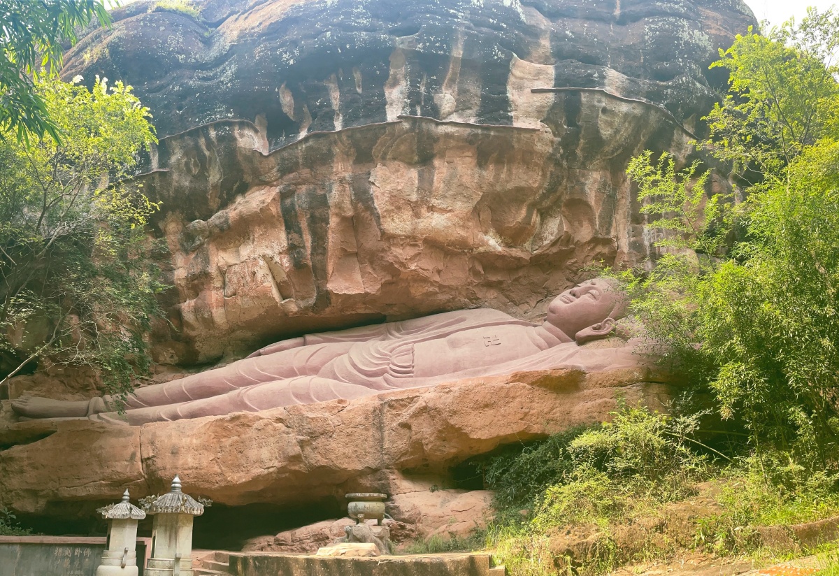 通天岩树叶嫩绿蓝天78白云一段碑文一尊卧佛一个挂念一段红绳愿先人