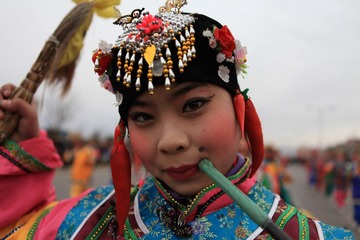 抽旱烟的小美女