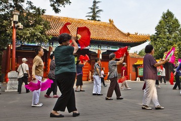 舞扇子的大妈