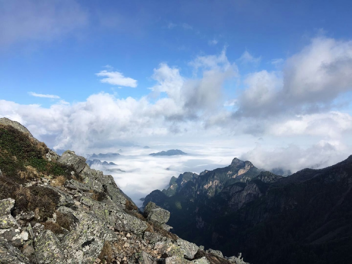 陕西太白山的山顶云雾