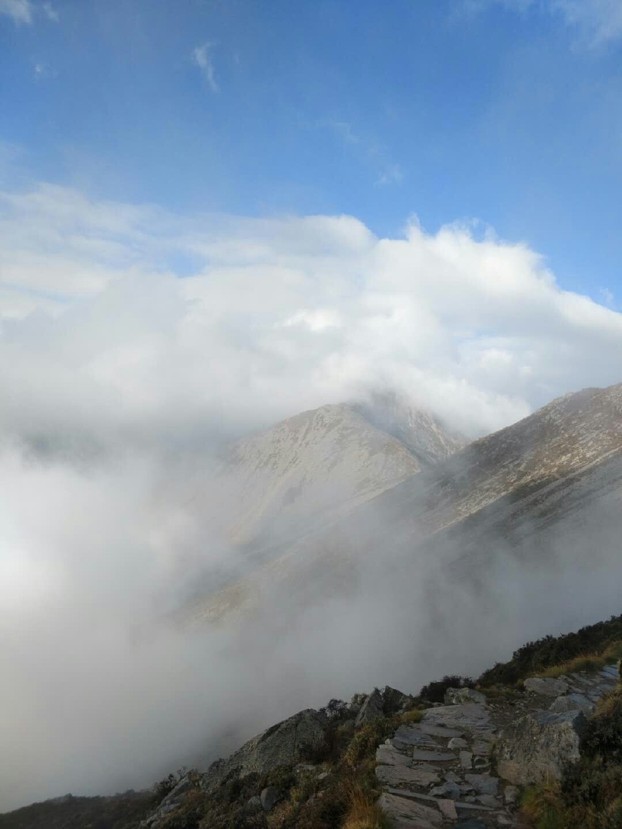 陕西太白山的山顶云雾