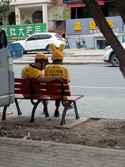 897436