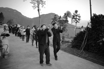 26山里人过事，乐器班子先进门。