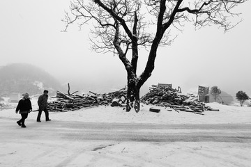 21两个在雪地行走的村民