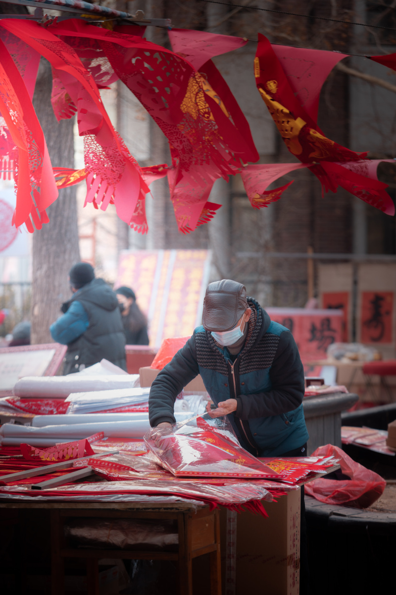 年渐近年味浓中国人对新年美好的愿望与祝福全都寄托在这对联福字吊签