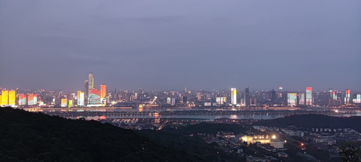 夜里岳麓山上美景