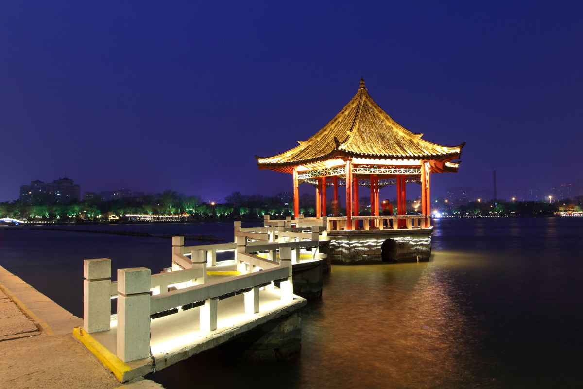 大明湖夜景九曲亭