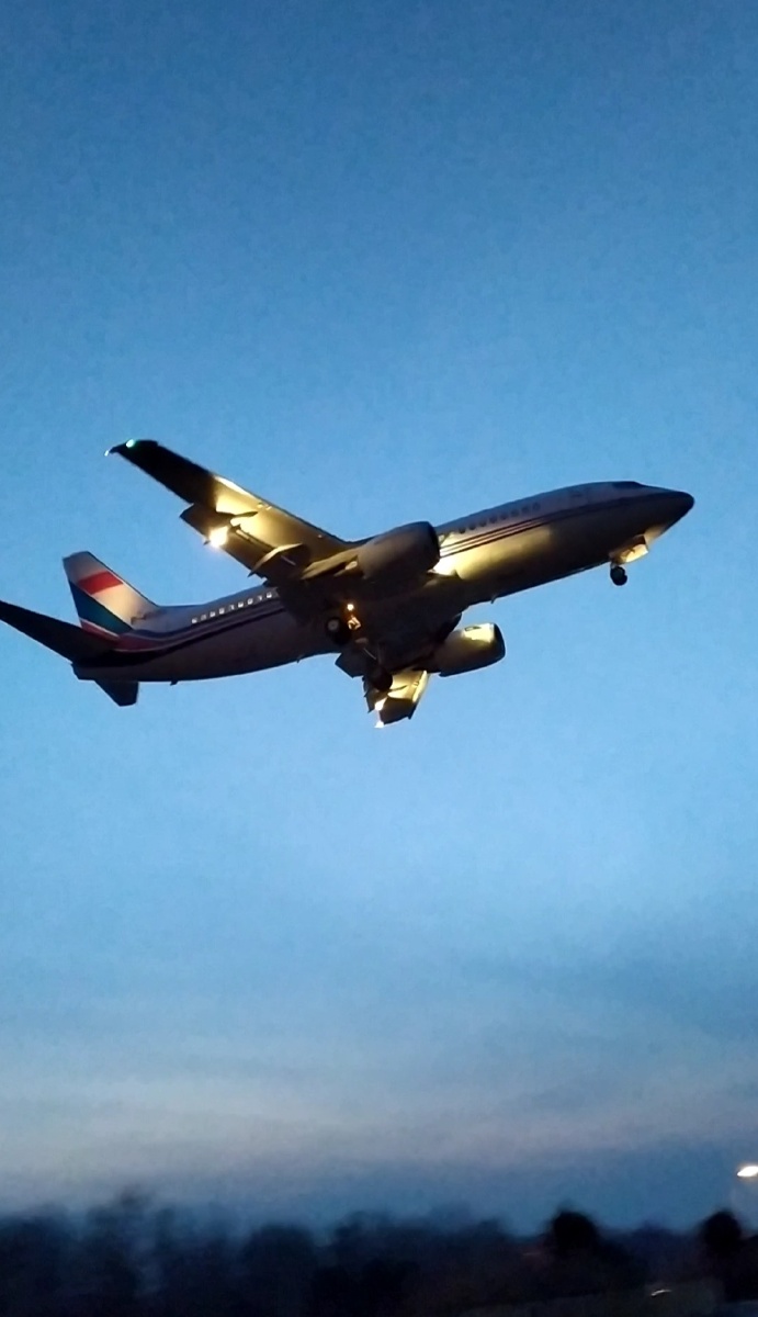 手机抓拍夜航机