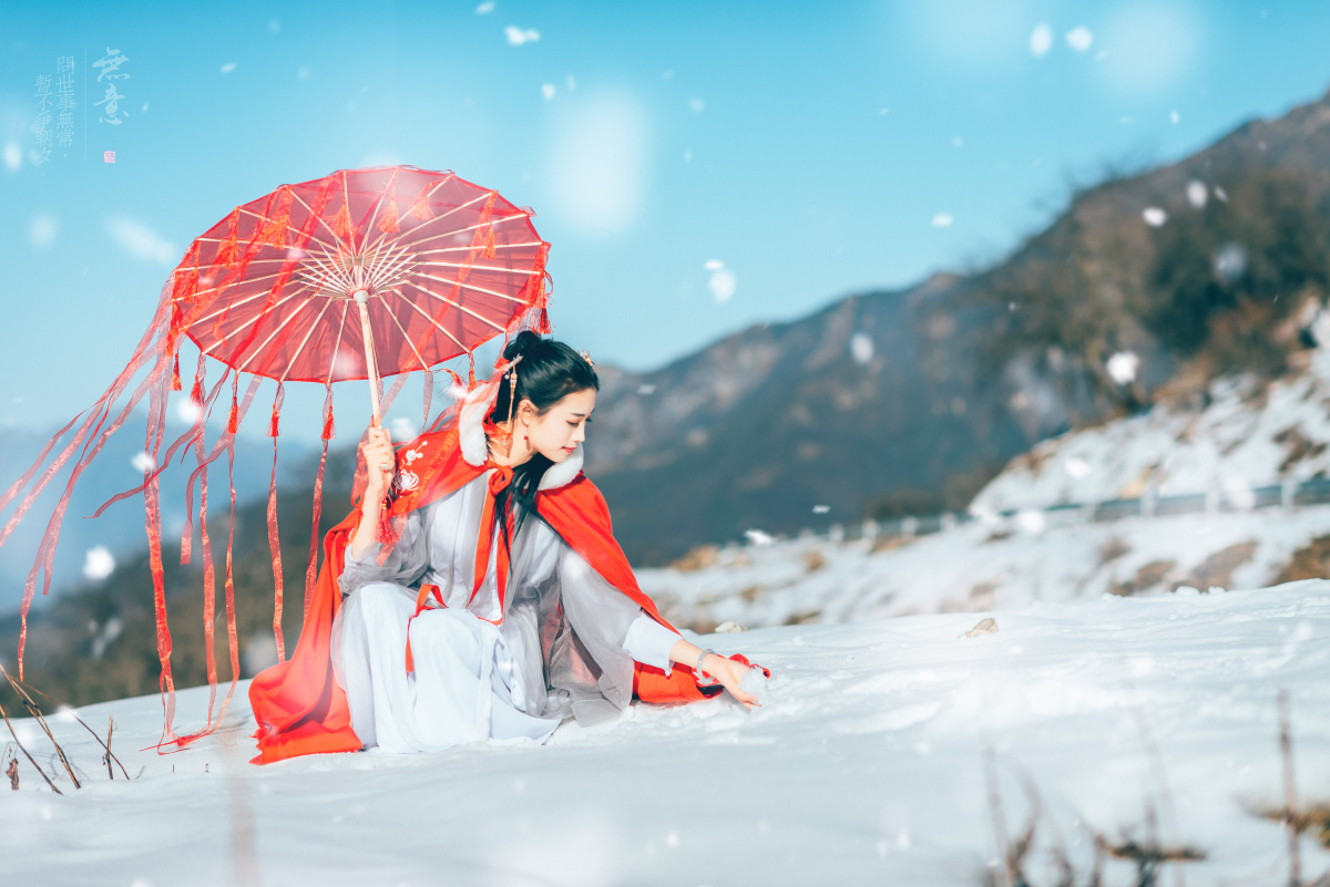 青丘雪飘天际纷飞碎成堆却铭记今生爱谁吟诗赋九尾被迷惑也无愧听风月