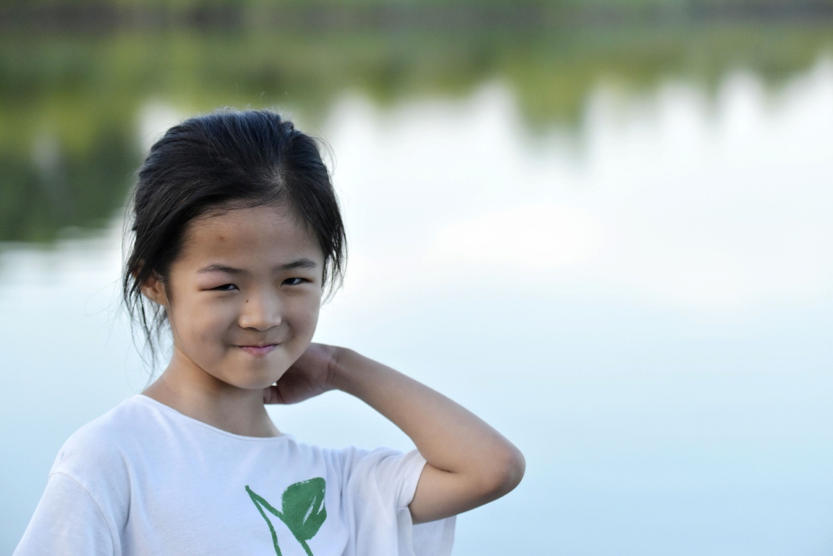 湖畔走过邻家小女孩儿 摄影 姜渔火