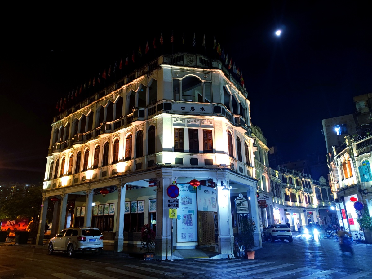 海南海口骑楼老街水巷口