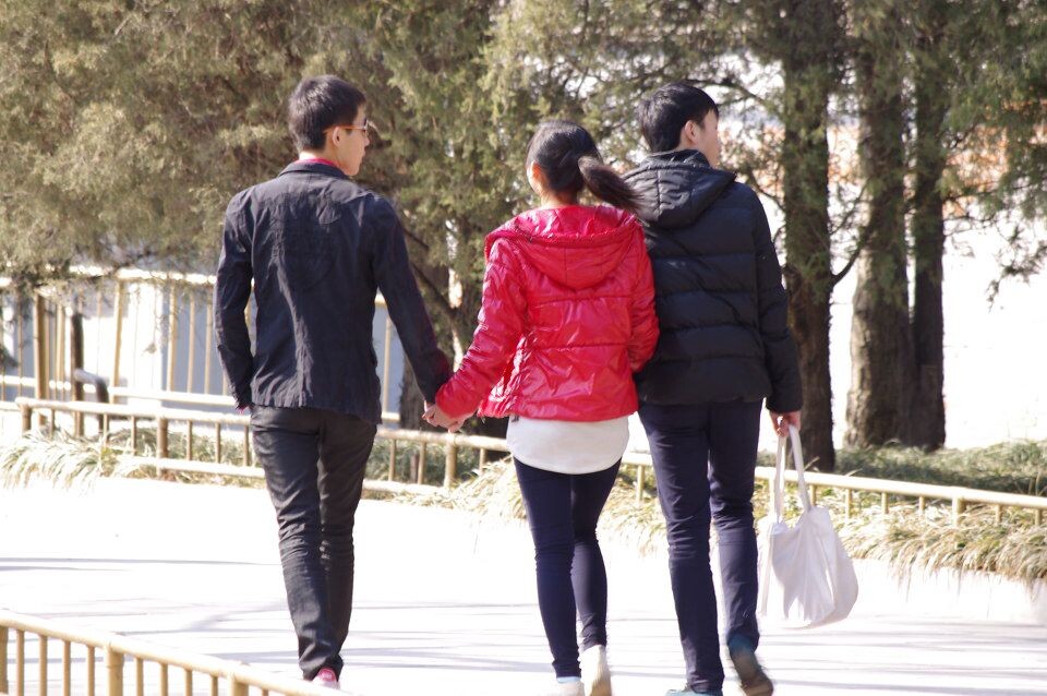 传说中的一幕。。。<br />
对此唯一合理的解释：这三人是孙尚香，孙权，孙策的关系