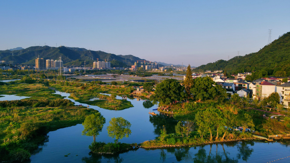 之江畔建德下涯村日落时分打渔人