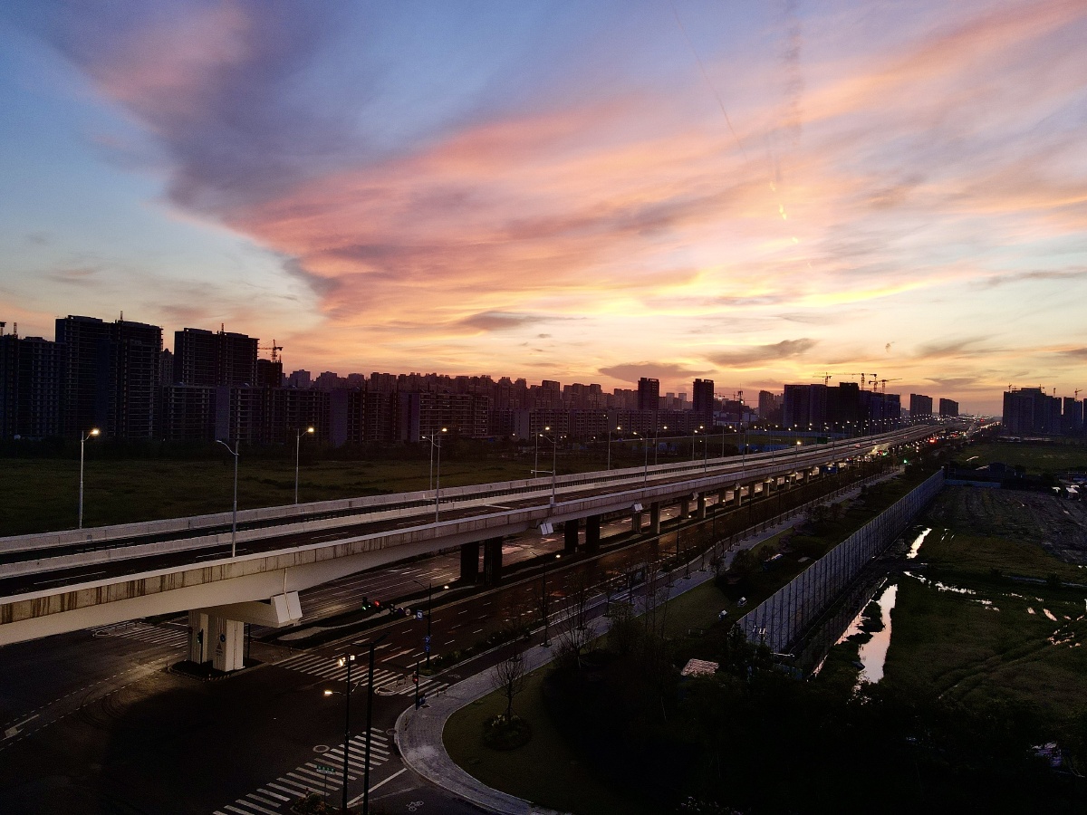 清晨的朝阳宁静的城市温暖美好