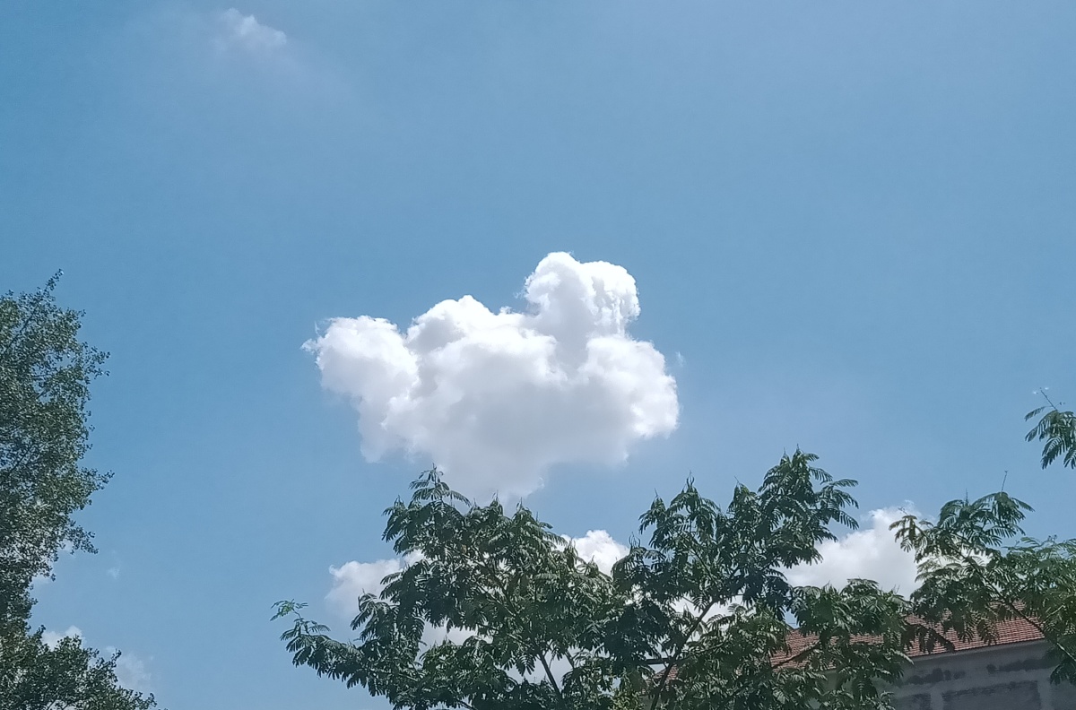蓝天白云夕阳晚霞风景优美天气晴朗故使人心情愉悦