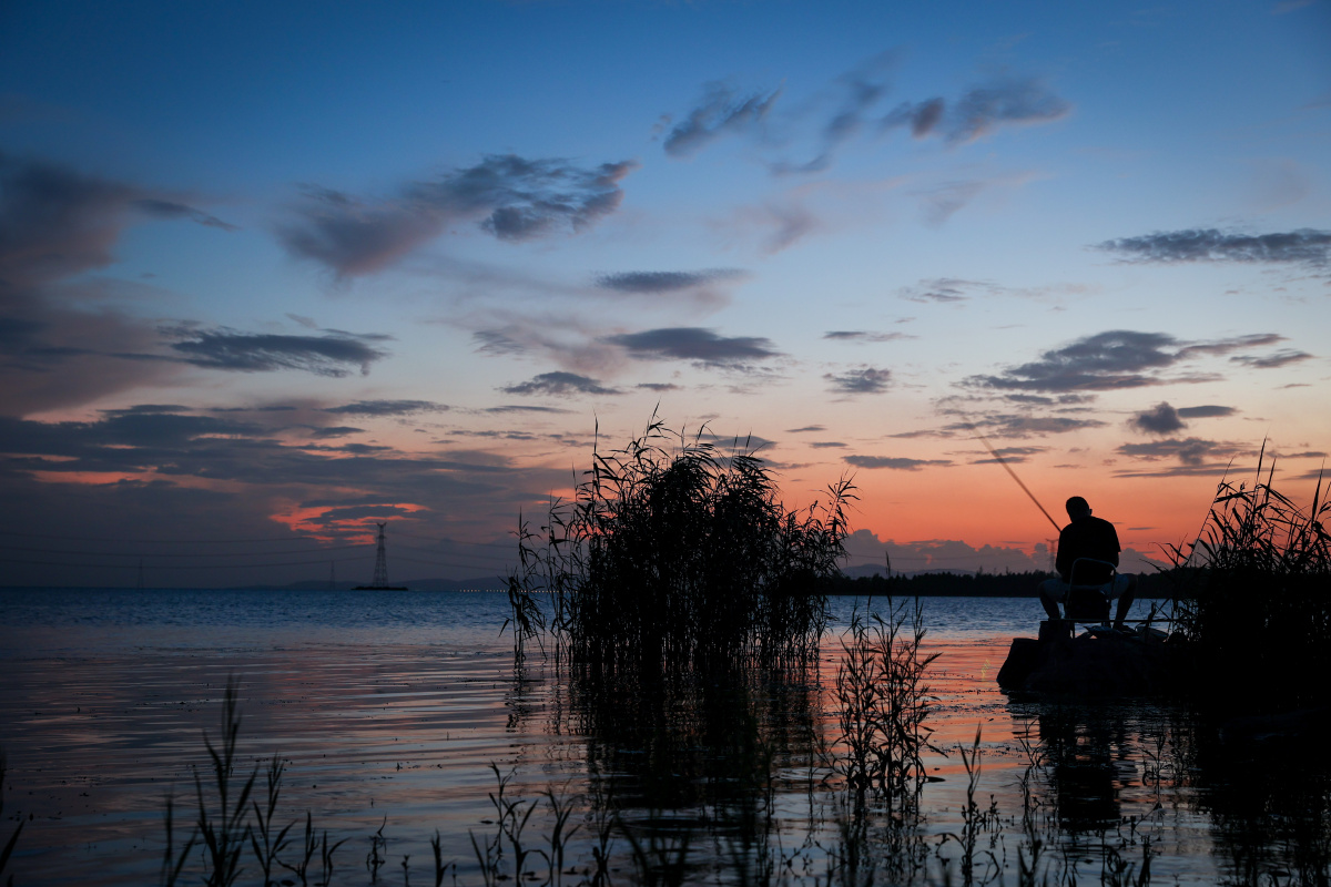孤独的钓鱼人钓鱼人的乐趣是进入忘我状态烦恼全都抛到九霄云外静观其