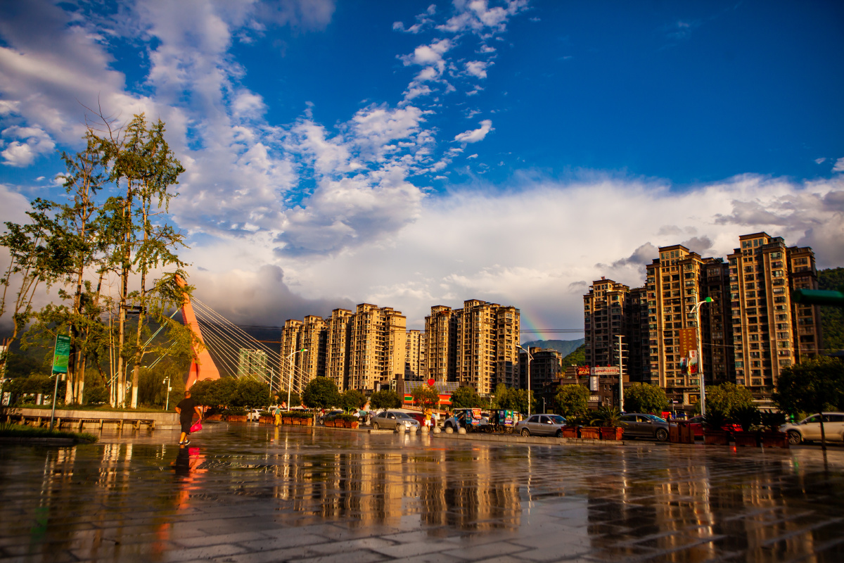雨后夕阳下的平武县城一角
