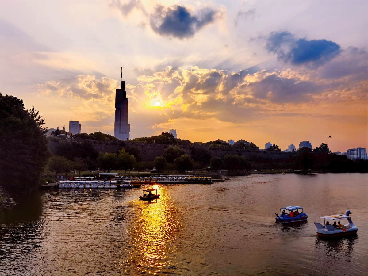 天边那一抹彩霞拍摄于江苏南京玄武湖 - 摄影师162803486578582龙儿