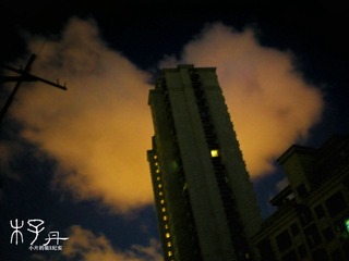 夕阳下，一片心形彩云。