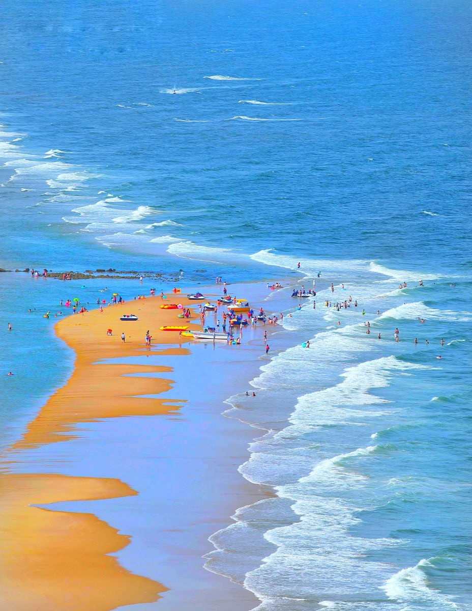 【十里银滩】这里沙质洁净均匀,水质清澈透明,是一处海边戏水的好地方