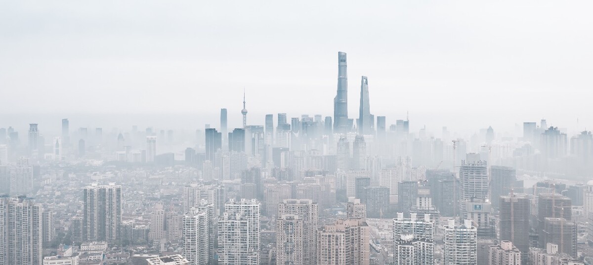 阴天，轻度雾霾中的上海早晨。