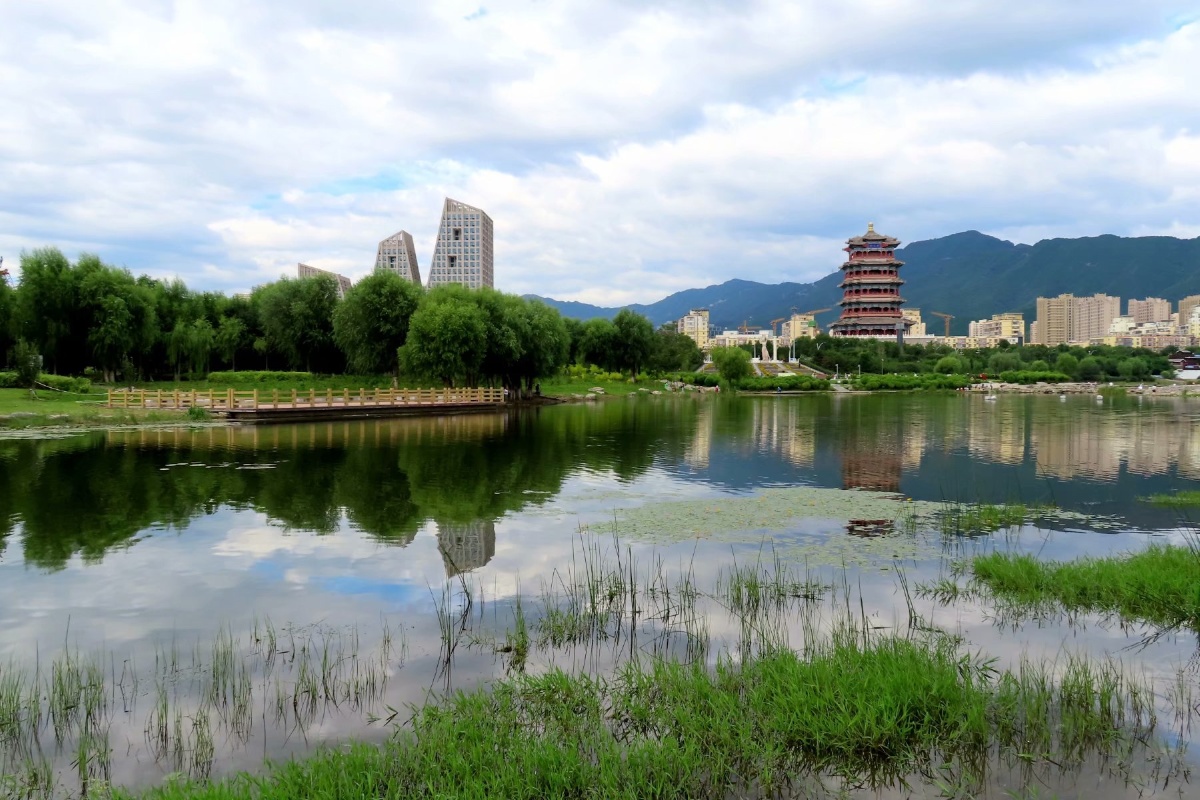 永定河景美如画2021年8月25日永定河门城湖段流水潺潺绿映两岸现生态