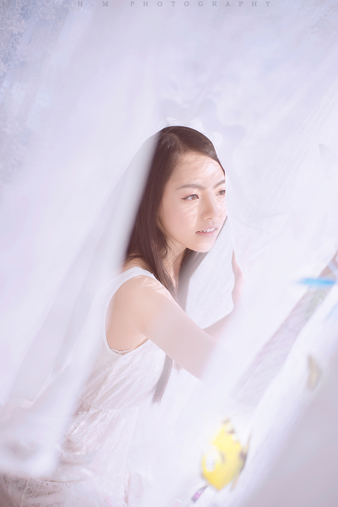  如果情感和岁月也能如花般被片片剥落，<br />
回旋空中，<br />
那么，我愿意从此化蝶随之飞舞……<br />
梦中的念想永远只是念想，<br />
过去的，回不去，将来的，总要来。<br />
<br />
<br />
【妆型、摄影、后期：@HM敏小喵，<a href="http://weibo.com/hmlove" target="_blank" rel="nofollow">http://weibo.com/hmlove</a> 】<br />
<br />
【客人妹纸：小车车 】