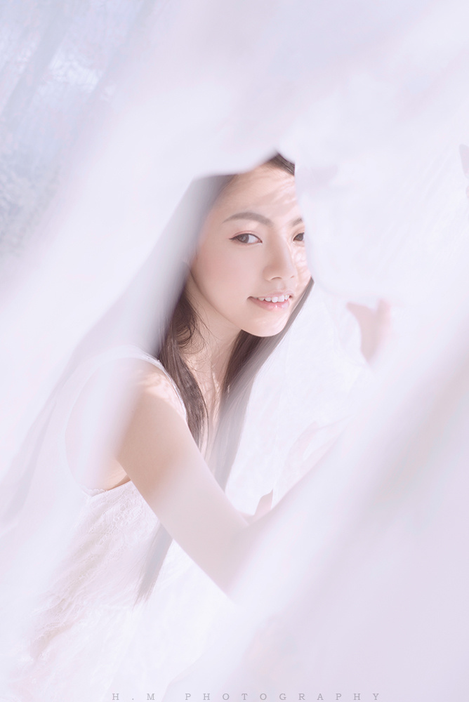  如果情感和岁月也能如花般被片片剥落，<br />
回旋空中，<br />
那么，我愿意从此化蝶随之飞舞……<br />
梦中的念想永远只是念想，<br />
过去的，回不去，将来的，总要来。<br />
<br />
<br />
【妆型、摄影、后期：@HM敏小喵，<a href="http://weibo.com/hmlove" target="_blank" rel="nofollow">http://weibo.com/hmlove</a> 】<br />
<br />
【客人妹纸：小车车 】