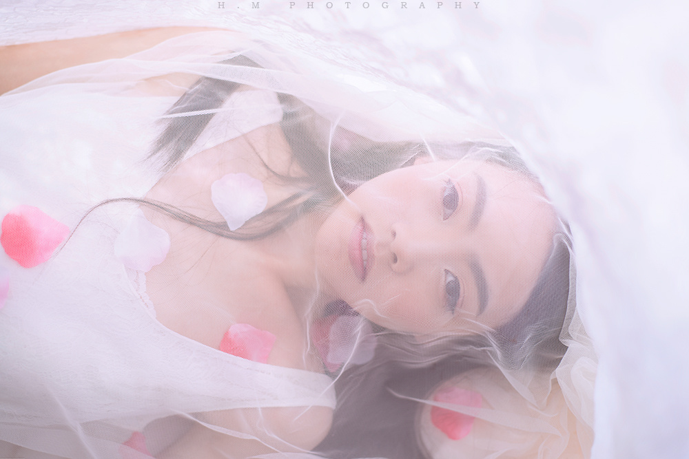  如果情感和岁月也能如花般被片片剥落，<br />
回旋空中，<br />
那么，我愿意从此化蝶随之飞舞……<br />
梦中的念想永远只是念想，<br />
过去的，回不去，将来的，总要来。<br />
<br />
<br />
【妆型、摄影、后期：@HM敏小喵，<a href="http://weibo.com/hmlove" target="_blank" rel="nofollow">http://weibo.com/hmlove</a> 】<br />
<br />
【客人妹纸：小车车 】