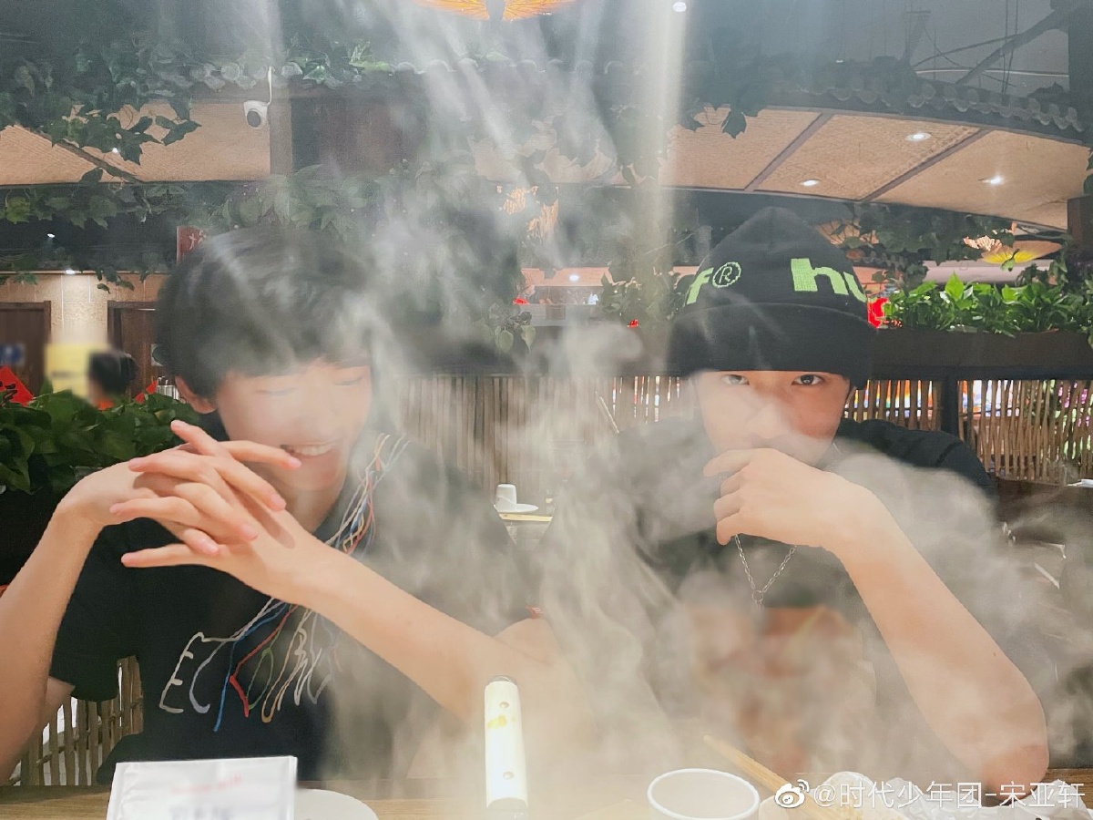 两个小情侣火锅吃的可还开心