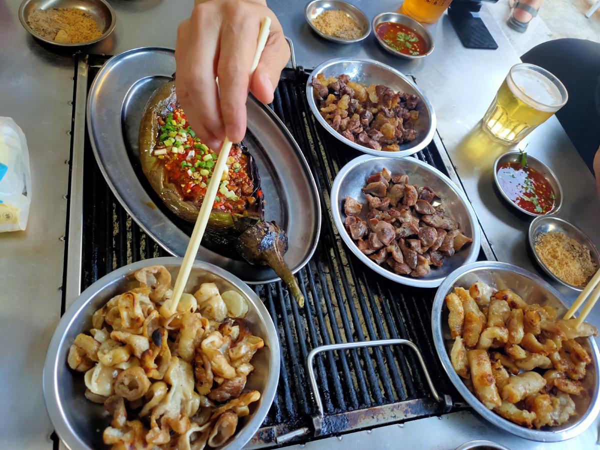 云南省文山州的市井美食南北方烧烤的差异化