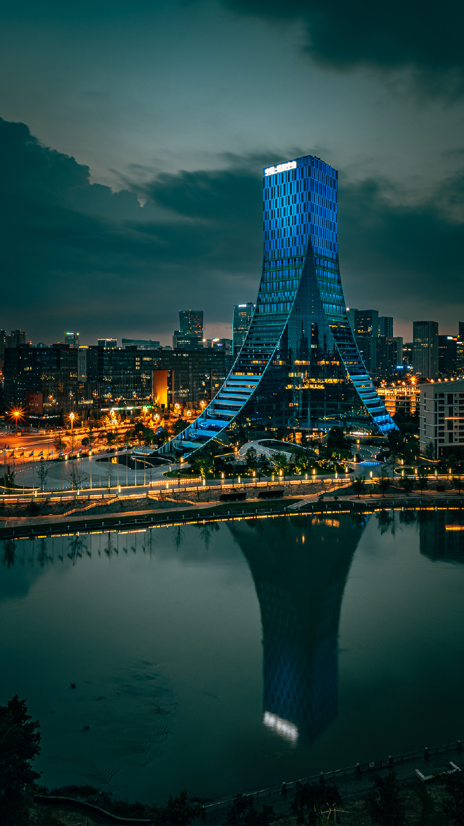 成都欧洲中心大厦正面日转夜