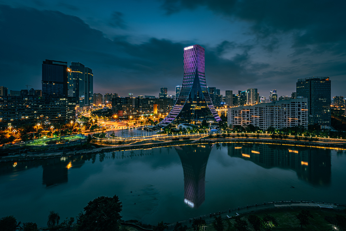 成都欧洲中心大厦正面日转夜