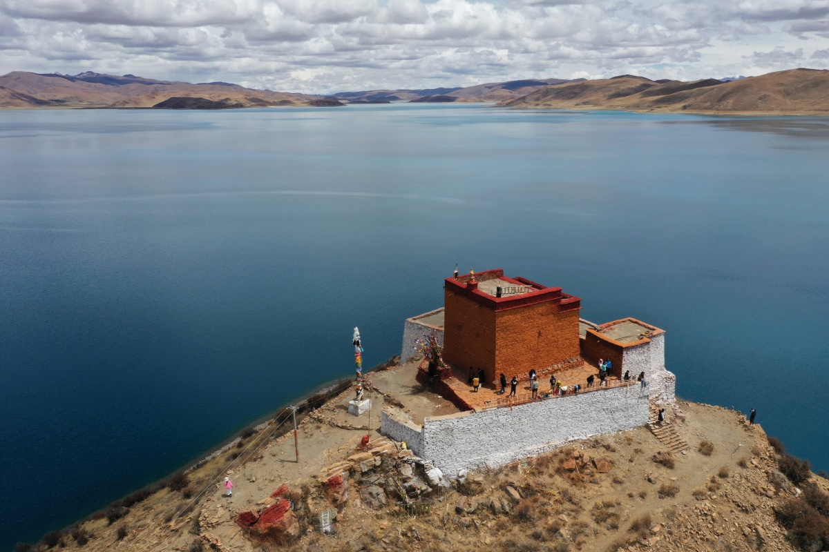 孤独的寺庙洋湖日托寺羊卓雍错