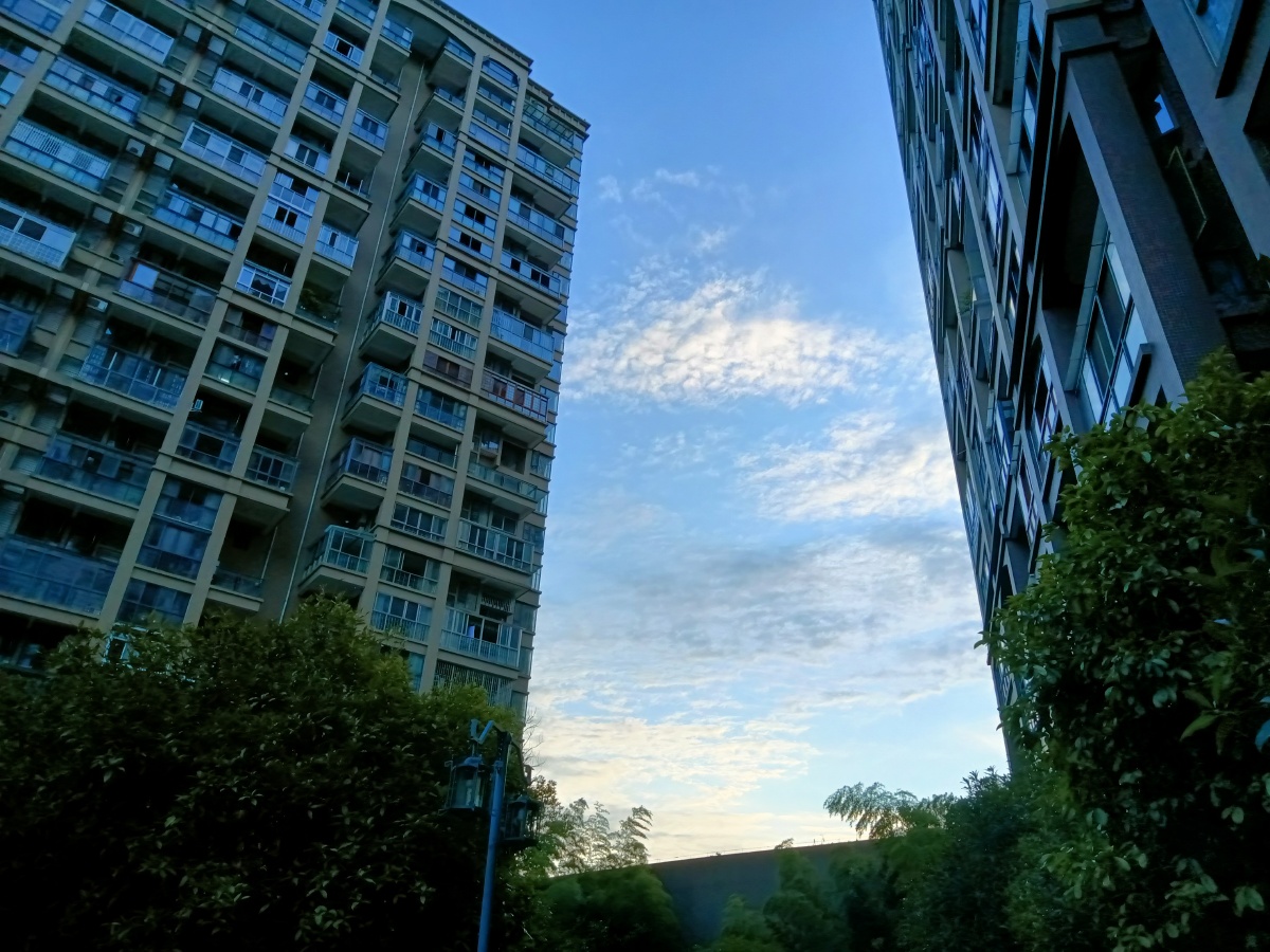 天空是蔚蓝色窗外有千纸鹤