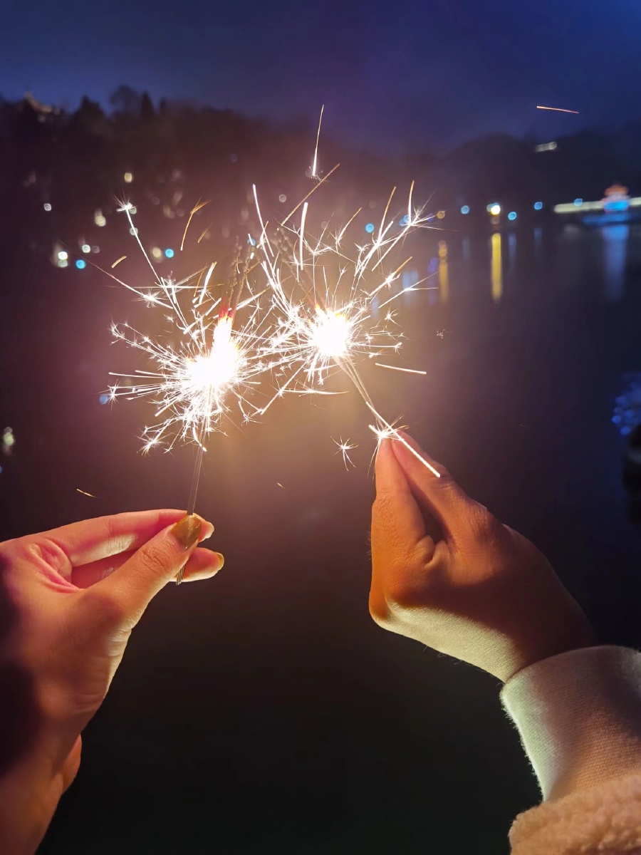 又快到冬天了今年还会人陪你放仙女棒吗