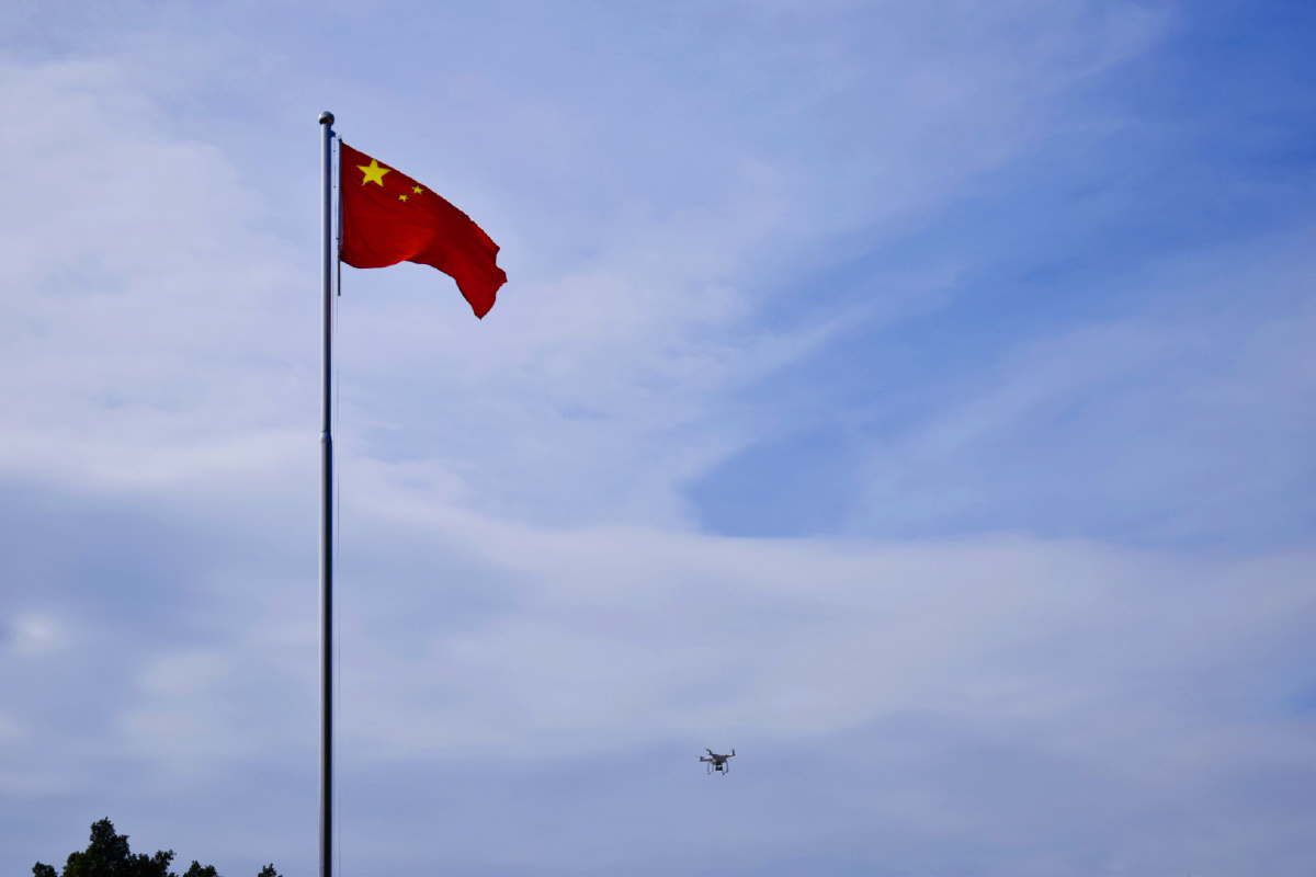 奥运会让我想起了这张照片 蓝天白云与飘扬的五星红旗 一种让人无比