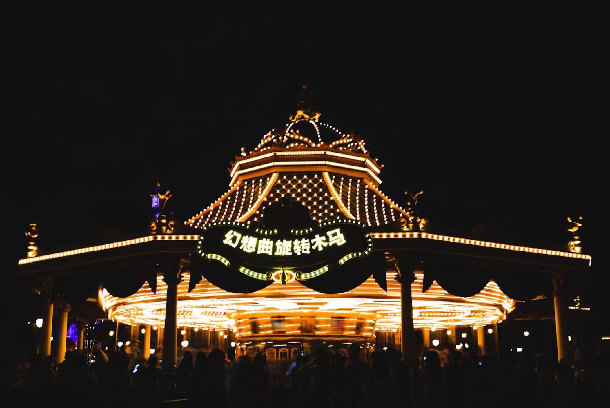 上海迪士尼夜景旋转木马
