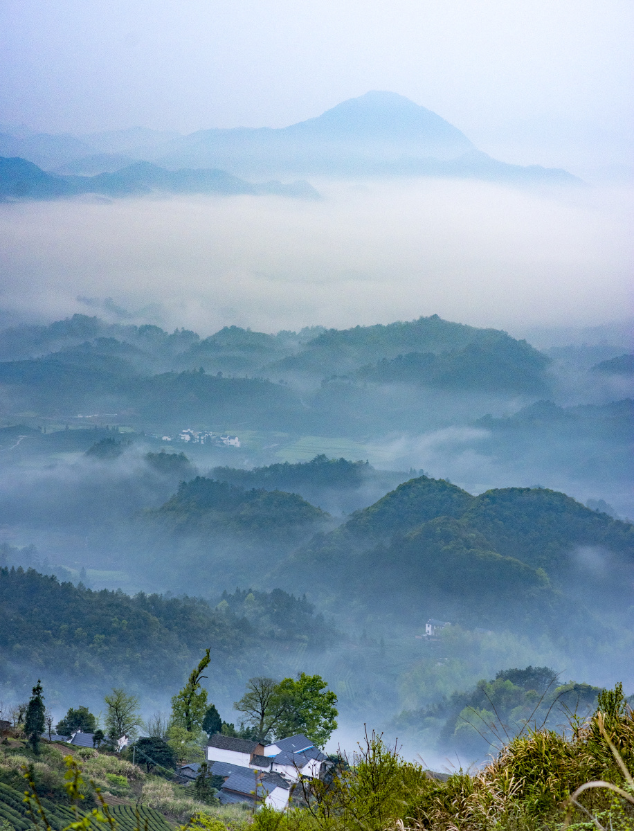晨起休宁金龙山阡陌交通鸡犬相闻