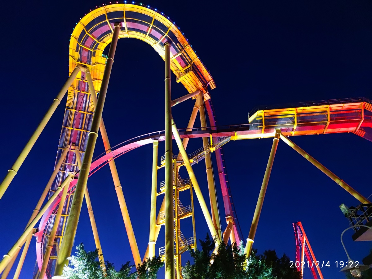 长隆欢乐世界晚上过山车门口
