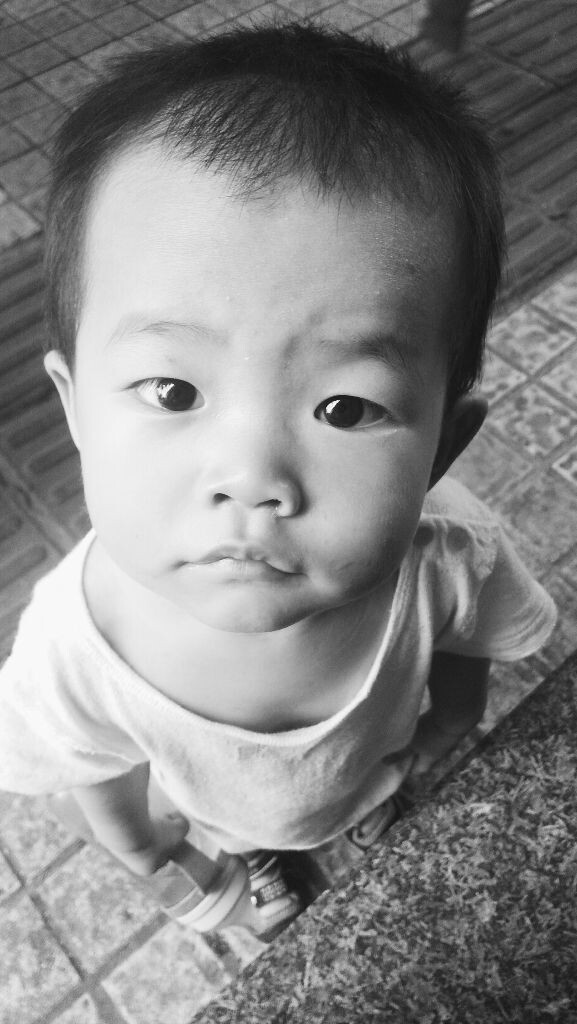 好奇的小孩子。