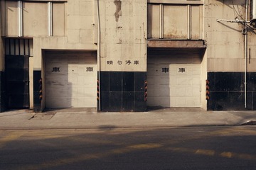宁波路-路边的车库，像极了香港.jpg