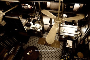 D4-中国冰室-PTU里这个镜头再熟悉不过了，任达华推门进来.jpg