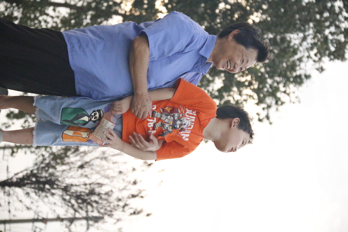 正常就行最后互相加了微信说回家把照片奶奶带孙子照片退休奶奶带孙子