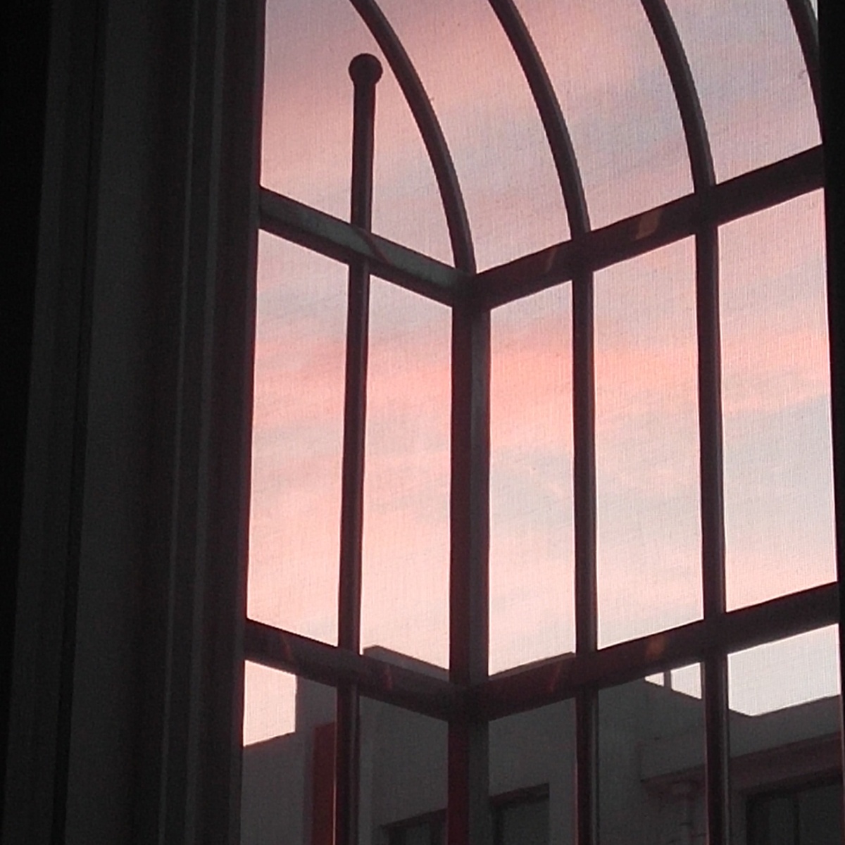 空洞和孤独依靠温暖的灯光填补