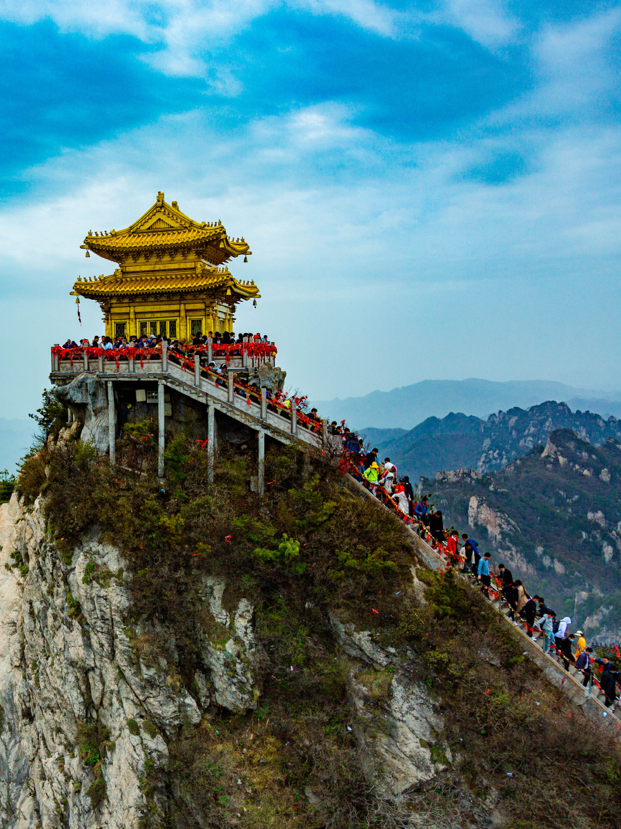 五一期间人山人海的老君山