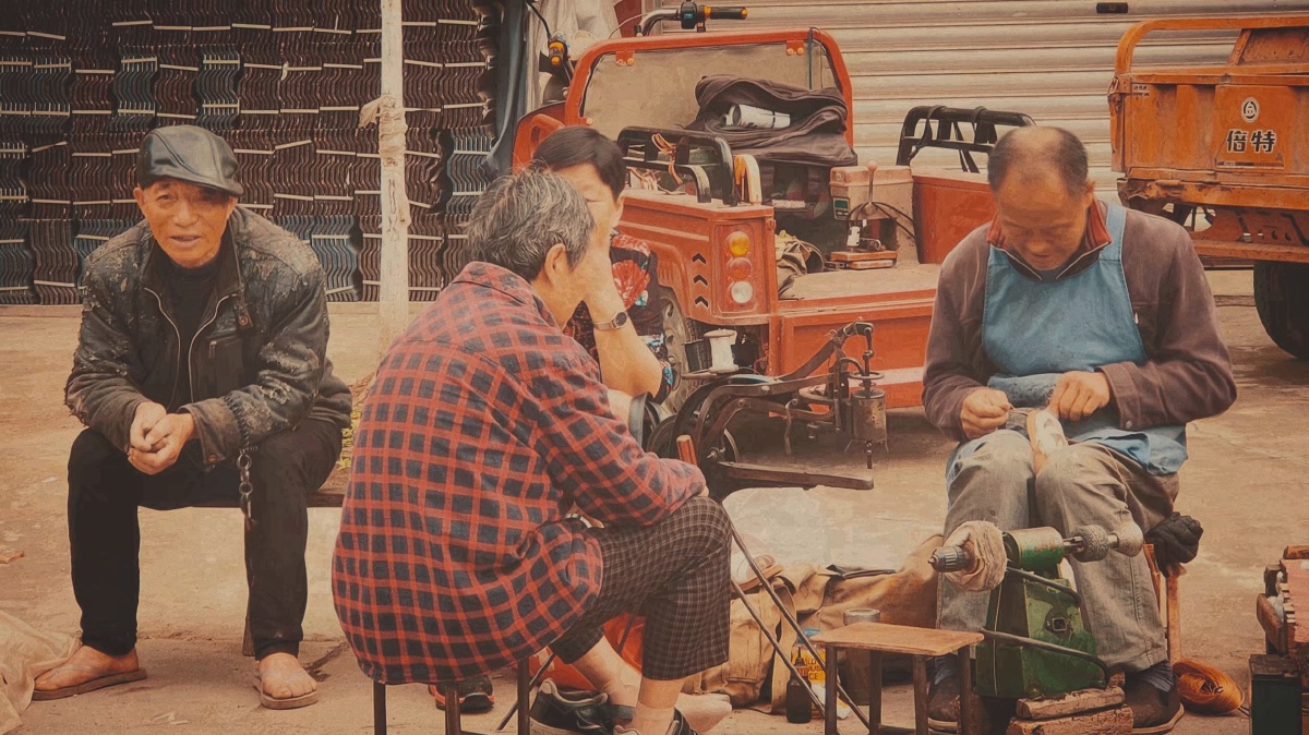 夕阳西下晚霞沉沉嘈杂喧嚣的街道来来往往的人群路边的小商店