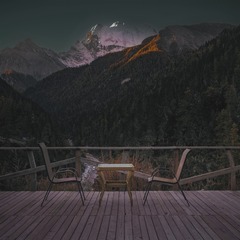 山川远阔，有人闲坐。